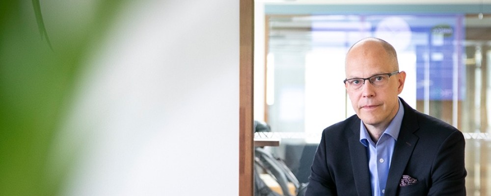 Teemu Hankamäki katsoo suoraan kameraan.