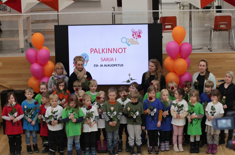 Taipalsaaren Kirkonkylän koulun esiopetusryhmä ja ohjaajat TuKoKen palkintojenjaossa estradilla.