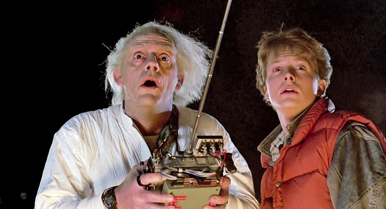 Emmett ”Doc” Brown ja Marty McFly seisovat vieretysten elokuvasta Paluu tulevaisuuteen otetussa still-kuvassa.