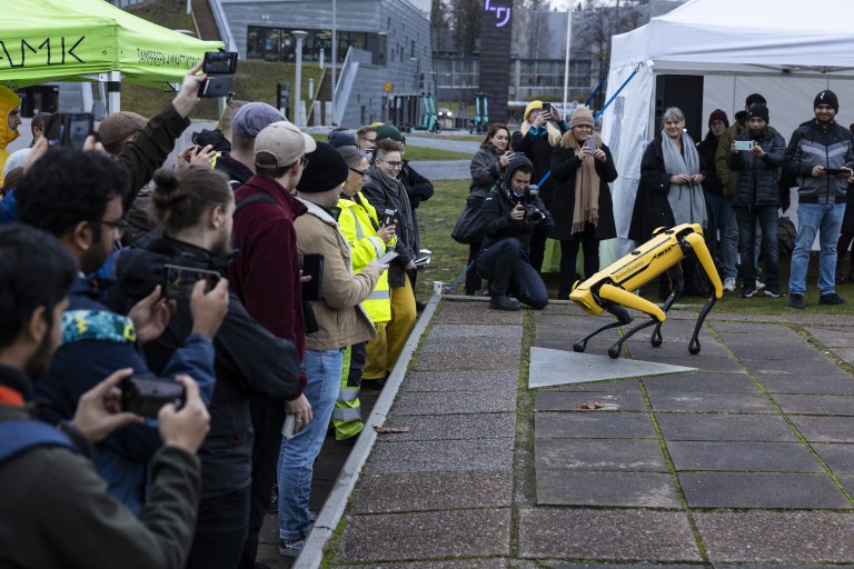 Spot-robottikoira kumartaa yleisölle.