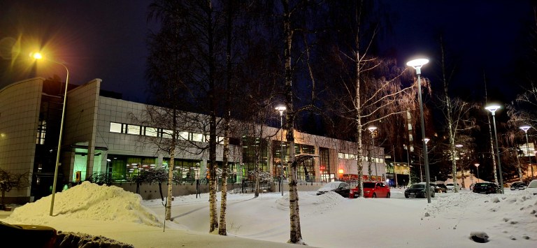 Lappeenrannan Ylioppilastalo kuvattuna talvella ulkoapäin.