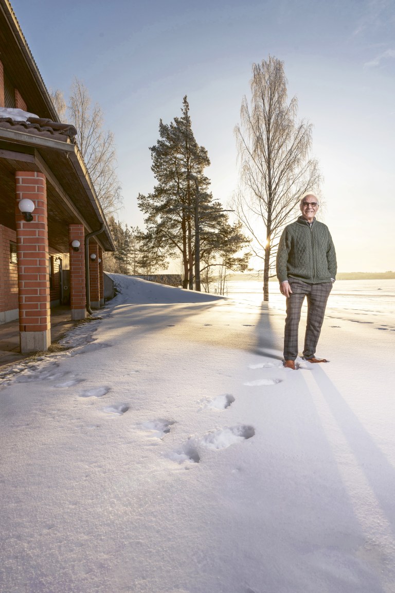 Siamäk Naghian seisoo aurinkoisessa, talvisessa maisemassa.