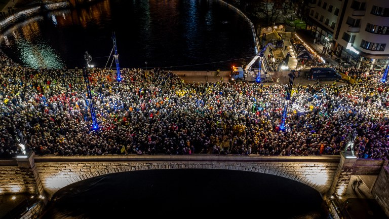 Ihmispaljoutta Hämeensillalla vappuna.