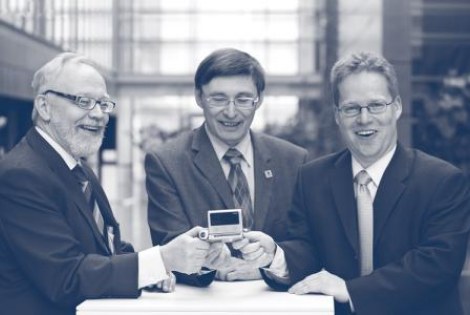 Työryhmä vasemmalta: Jukka Henriksson, Pekka Talmola ja Janne Aaltonen sekä palkittu mobiilitv.