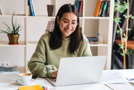 nainen tietokoneen ääressä