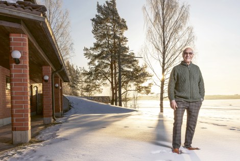 Siamäk Naghian seisoo aurinkoisessa, talvisessa maisemassa.