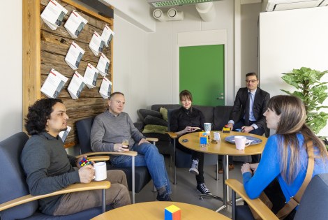 Oulun tuotantotalouden tutkimusyksikköä kahvilla.