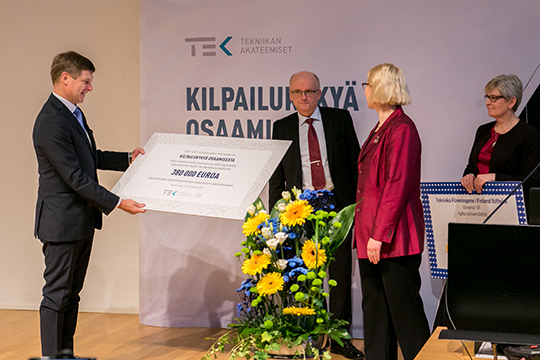 Provosti Ilkka Niemelä vastaanotti TEKin ja TFiFin lahjoitukset Aalto-yliopiston puolesta.
